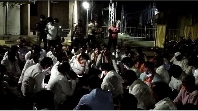 कृषी पंपांची वीज तोडल्यामुळे हर्षवर्धन पाटील आक्रमक, महावितरण कार्यालयासमोर ठिय्या आंदोलन Mumbai Tak