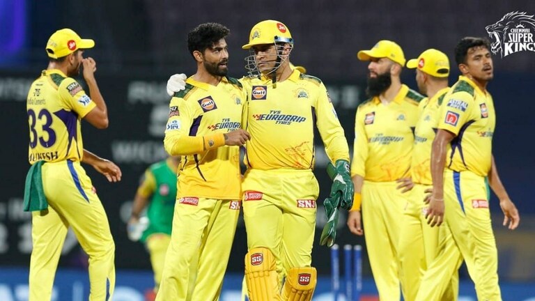 IPL 2022 : लय गमावून बसलेल्या CSK मध्ये मोठा बदल, जाडेजाने कॅप्टन्सी पुन्हा धोनीकडे सोपवली Mumbai Tak