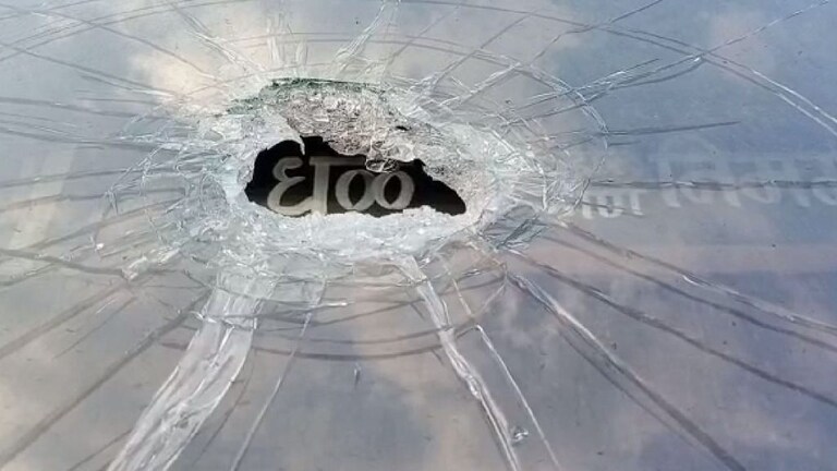 ST Strike : धुळे आगारातून बाहेर पडणाऱ्या 4 बसेस फोडल्या Mumbai Tak