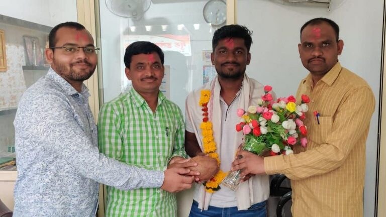 जिल्हा परिषद शाळेत शिक्षण, बेताची आर्थिक परिस्थिती; बीडच्या युवकाची पीएचडीसाठी सातासमुद्रापार झेप Mumbai Tak