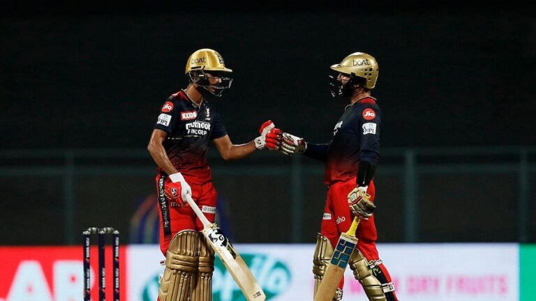 IPL 2022 : कार्तिकच्या फटकेबाजीने RCB ची सामन्यात बाजी, राजस्थानवर ४ विकेटने मात Mumbai Tak