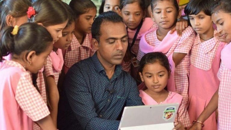 ग्लोबल पुरस्कार विजेते शिक्षक रणजित डिसले अडचणीत, जिल्हा परिषद कारवाई करण्याच्या तयारीत Mumbai Tak