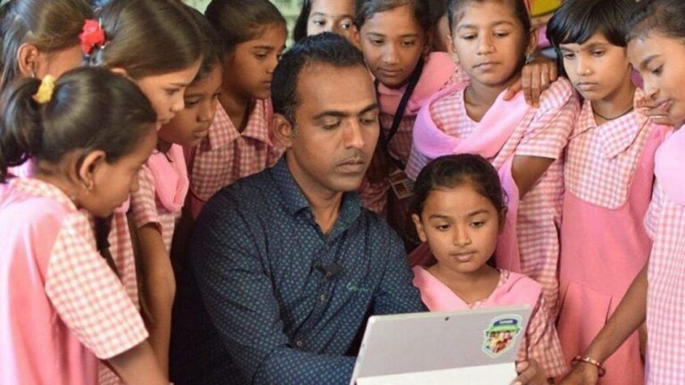 ग्लोबल पुरस्कार विजेते शिक्षक रणजित डिसले अडचणीत, जिल्हा परिषद कारवाई करण्याच्या तयारीत Mumbai Tak