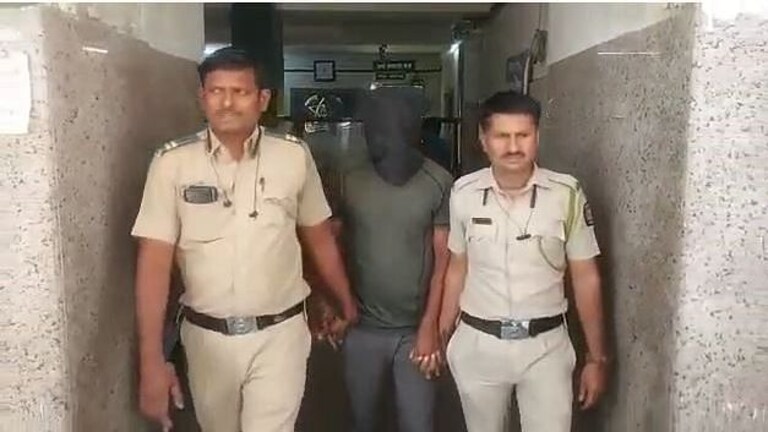 डोंबिवली: क्रीडा प्रशिक्षकाकडून विद्यार्थिनीला अमानुष मारहाण, शारिरीक अत्याचार केल्याचं उघड Mumbai Tak