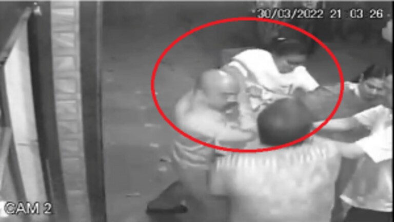 शिवसेनेच्या माजी नगरसेविकेकडून शिवसेना विभाग प्रमुखालाच मारहाण, घटना CCTV मध्ये कैद Mumbai Tak