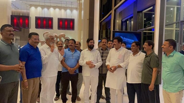 उद्धव ठाकरेंचा राजीनामा! राज्यात आता शिंदे-फडणवीसांचं सरकार; एकनाथ शिंदे मुंबईकडे रवाना Mumbai Tak