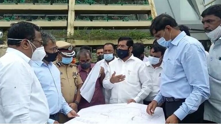 शहराबाहेर स्वतंत्र पार्किंग लॉट ! ठाण्याची वाहतूक-कोंडी सोडवण्यासाठी एकनाथ शिंदेचा मास्टरप्लान तयार Mumbai Tak