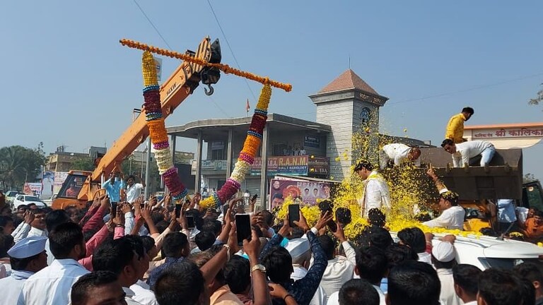 बीडमध्ये धनंजय मुंडेंचे जंगी स्वागत Mumbai Tak