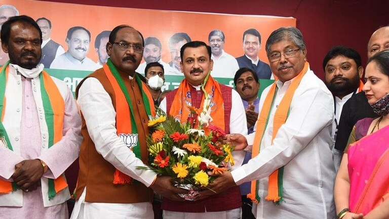 डोंबिवलीत मनसेला खिंडार, सेना-भाजपाकडून मनसे नेत्यांची पळवापळवी Mumbai Tak