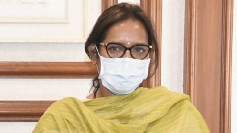 Varsha Gaikwad : शिक्षणमंत्री वर्षा गायकवाड दुसऱ्यांदा कोरोना पॉझिटिव्ह Mumbai Tak