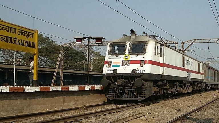 खूब लड़ी मर्दानी! धावत्या गाडीत मुलीवर लैंगिक अत्याचार, आईने १२ तास आरोपीला ठेवलं पकडून Mumbai Tak