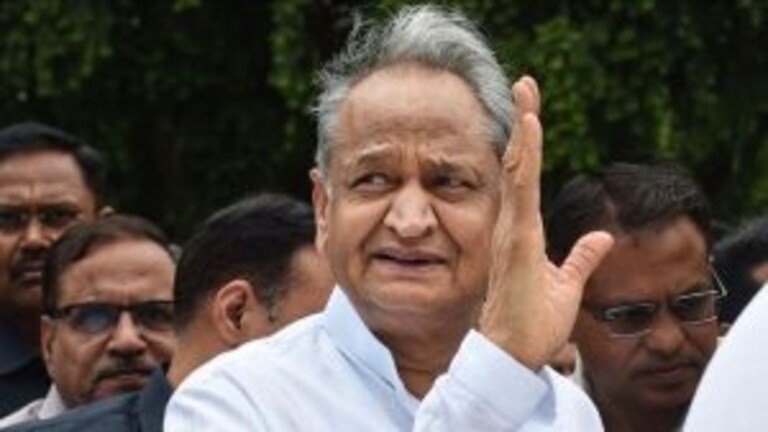 अध्यक्षपदाच्या निवडणुकीतून माघार, माफीनामा; सोनिया गांधींच्या भेटीनंतर काय म्हणाले अशोक गहलोत? Mumbai Tak