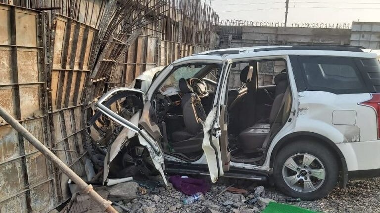 सोलापूर: ड्रायव्हरचं नियंत्रण सुटलं अन्.. भीषण अपघातात कारचा चक्काचूर, 4 तरुण जागीच ठार Mumbai Tak