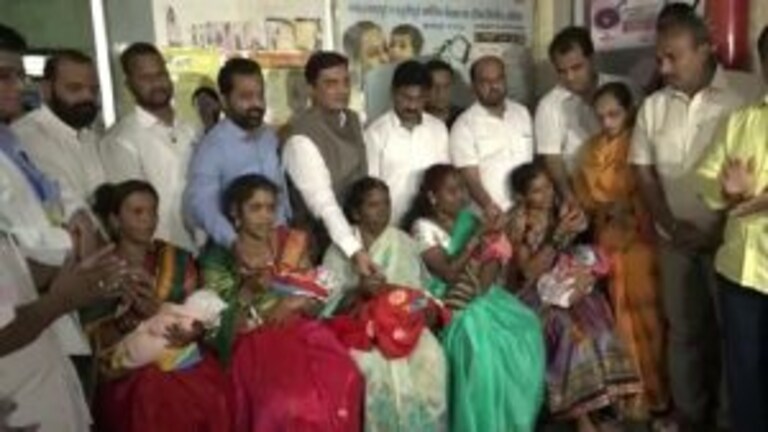 Kolhapur : महाडिकांनी वाटल्या सोन्याच्या अंगठ्या; PM मोदींच्या वाढदिनी दिली अनोखी भेट Mumbai Tak