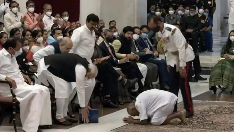 पद्म पुरस्कार: मोदींसमोर दंडवत… पीएम देखील नतमस्तक, 126 वर्षीय स्वामी शिवानंद यांचा Video व्हायरल Mumbai Tak