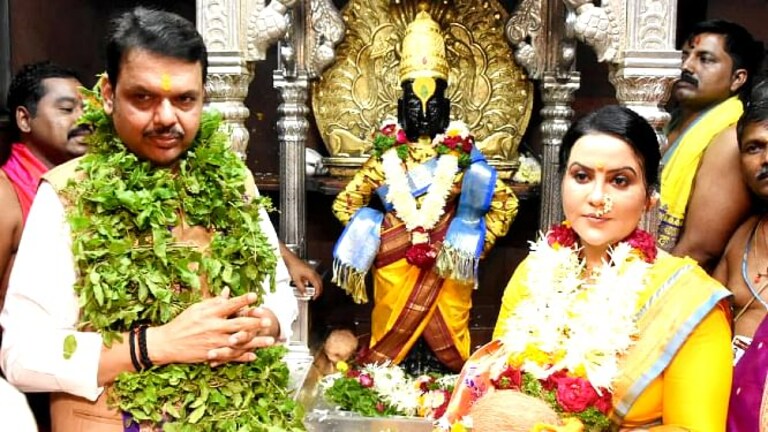 कार्तिकी एकादशी : ‘आम्ही मंदिरात कुरघोडीची कामं करत नाही’; फडणवीसांनी केली महापूजा Mumbai Tak