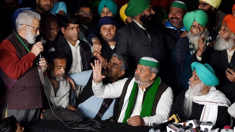 मध्यरात्री लाईट गुल, पोलिस कारवाईच्या शंकेने शेतकऱ्यांचं जागरण Mumbai Tak