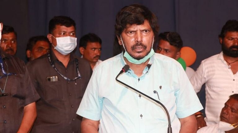 पाहूयात वानखेडेंची नोकरी जाते की, नवाब मलिकांचे मंत्रिपद: रामदास आठवले Mumbai Tak