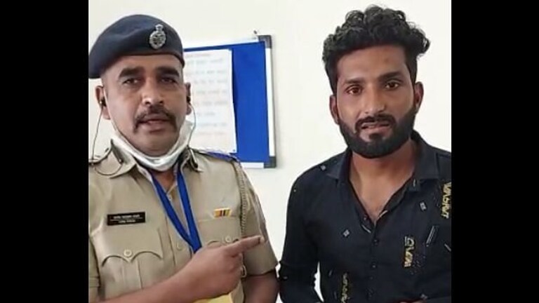 पोलीस भरती परीक्षेत हायटेक कॉपी, चाणाक्ष पोलिसांनी आवळल्या दोघांच्या मुसक्या Mumbai Tak