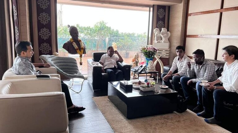 असं काय घडलं की निलेश साबळेंनी नारायण राणेंची पाया पडून मागितली माफी Mumbai Tak
