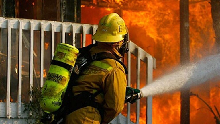 Nashik: दोन बहिणींना जिवंत जाळण्याचा प्रयत्न, आरोपी रिक्षाचालकाने घरालाच लावली आग Mumbai Tak