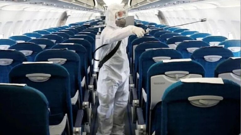 मास्क न लावणाऱ्या प्रवाशांना विमानातून खाली उतरवणार-DGCA Mumbai Tak