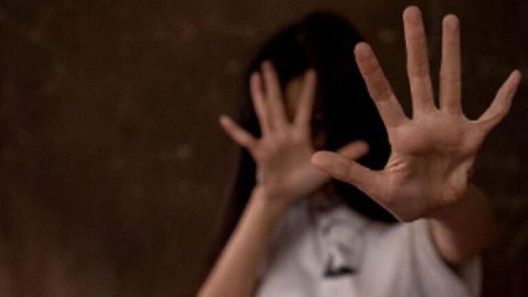 शिक्षकी पेशाला काळीमा ! अल्पवयीन विद्यार्थिनीवर लैंगिक अत्याचार करणाऱ्या शिक्षकाला अटक Mumbai Tak