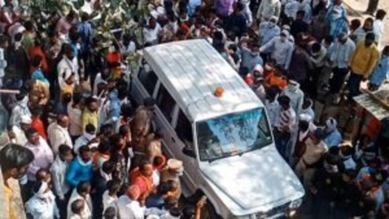पोहरादेवीतील ‘गर्दी’वर कारवाई करा, मुख्यमंत्र्यांचे आदेश Mumbai Tak