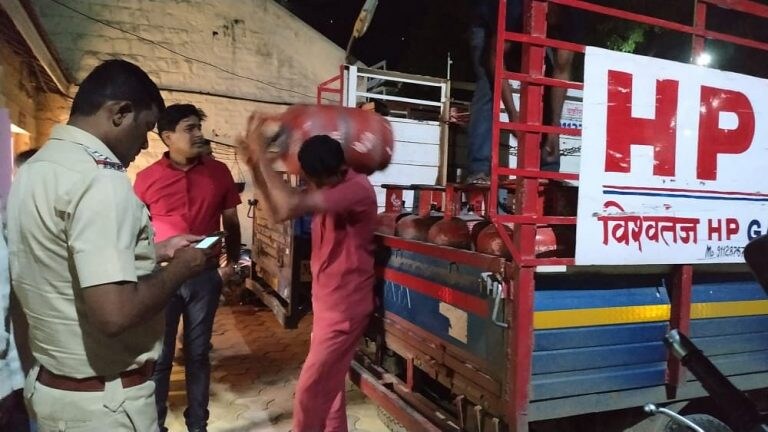 पुणे : LPG Gas चा काळाबाजार करणाऱ्या पाच जणांना रंगेहाथ पकडलं Mumbai Tak