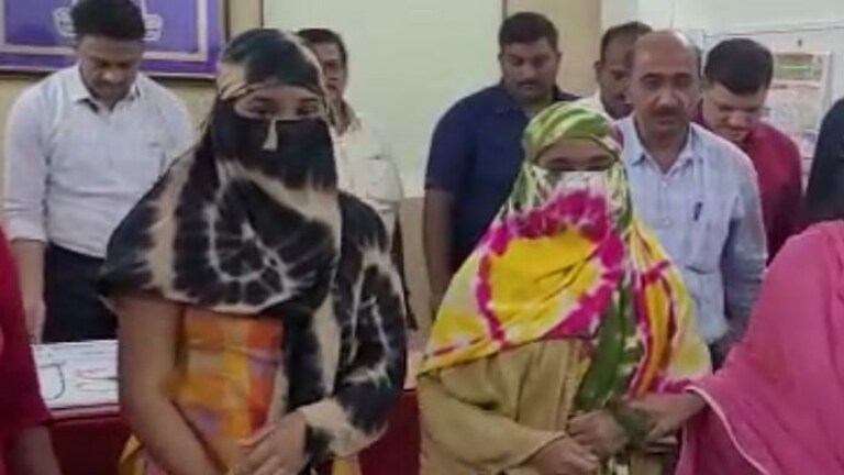 Murder: जालन्यात सैराट… प्रतिष्ठेसाठी पोटच्या पोरीचा आवळला गळा, लगेच जाळूनही टाकलं! Mumbai Tak