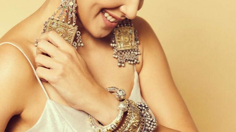 देशमुखांच्या सूनेचा ‘मराठमोळा लूक’; जेनेलियाच्या फोटोवर लाईक्सचा वर्षाव Mumbai Tak