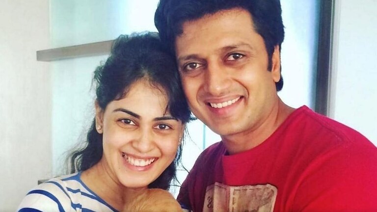 रितेश देशमुखने जेनेलियासमोर जोडले हात; व्हीडियो व्हायरल Mumbai Tak