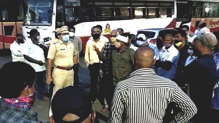 एसटी कर्मचाऱ्यांमध्ये तुंबळ हाणामारी, वाहतूक नियंत्रकाच्या डोक्यातच घातला दगड Mumbai Tak