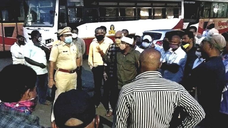 एसटी कर्मचाऱ्यांमध्ये तुंबळ हाणामारी, वाहतूक नियंत्रकाच्या डोक्यातच घातला दगड Mumbai Tak