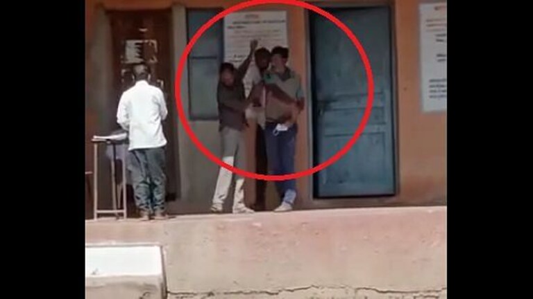नागपूर: लसीकरण करणाऱ्या आरोग्य कर्मचाऱ्यांना सरपंचांकडूनच मारहाण, Video व्हायरल Mumbai Tak