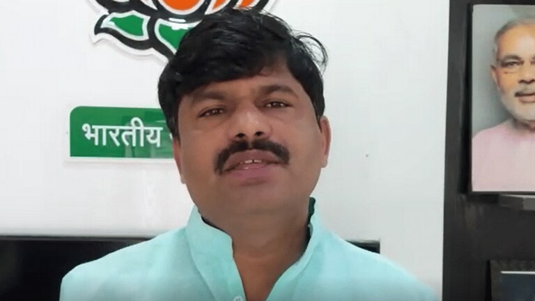 सत्तेची वेसण बांधलेले काँग्रेसचे मंत्री काका-पुतण्यापुढे फक्त माना डोलवतात: गोपीचंद पडळकर Mumbai Tak