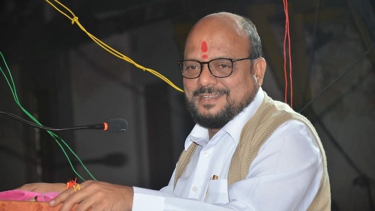 गुलाबराव पाटलांविरोधात दोन जिल्ह्यात वातावरण तापलं; बुलढाण्यात तक्रार तर जळगावमध्ये निषेध Mumbai Tak