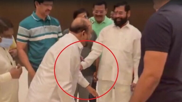 एका दिवसात विठ्ठल बदलला?.. गुवाहटीला पोचताच गुलाबराव पाटील एकनाथ शिंदेच्या पाया पडले! Mumbai Tak
