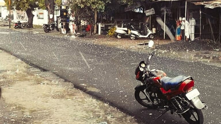 महाराष्ट्रातील अनेक भागात गारपीट; औरंगाबाद, अकोला, अहमदनगर, वाशिमला तडाखा Mumbai Tak