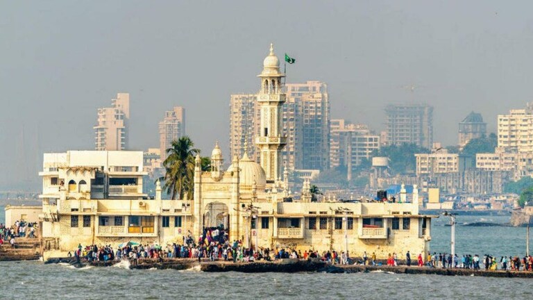 मुंबईतील Haji Ali दर्ग्याची लसीकरण केंद्रासाठी जागा देण्याची तयारी Mumbai Tak