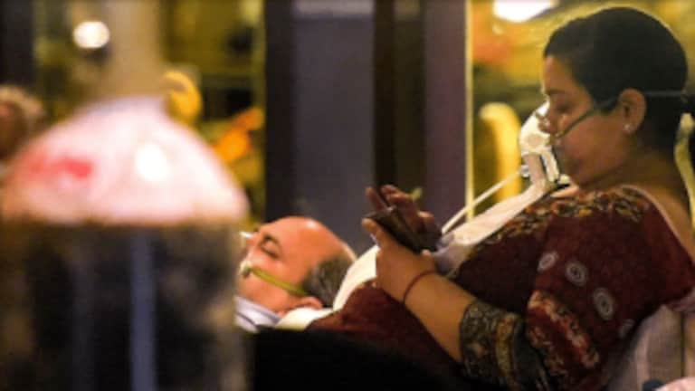 हॅप्पी हायपोक्सिया: कोरोनाच्या तरुण रुग्णांसाठी ठरतो सायलेंट किलर! Mumbai Tak