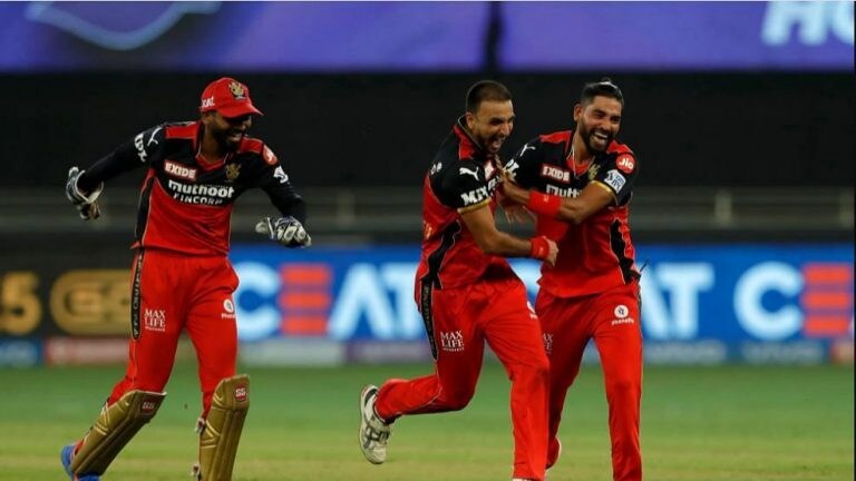 IPL 2021 : हर्षल पटेलची हॅटट्रीक, मुंबईचा सलग तिसरा पराभव, RCB चा रथ विजयपथावर Mumbai Tak