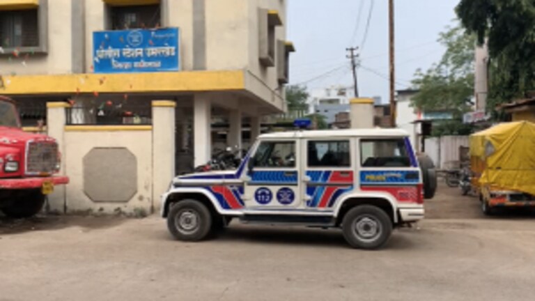 Palghar Firing: चिकन सेंटरच्या मालकावर भर वस्तीत गोळीबार, CCTV मध्ये संपूर्ण थरार कैद Mumbai Tak