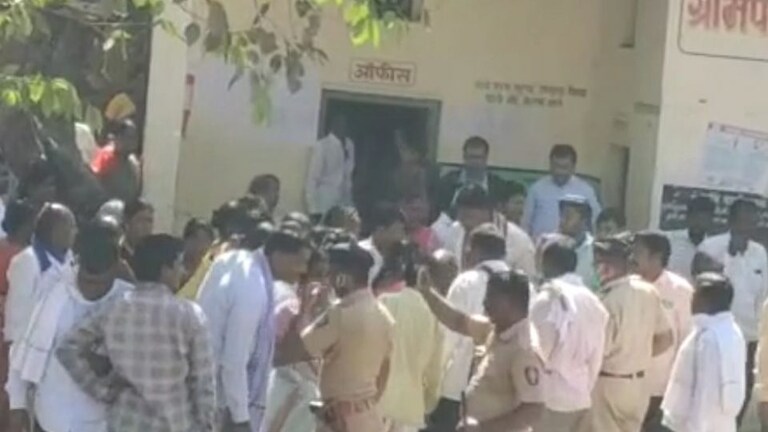 बिनविरोध निवडून आलेल्या महिला सदस्याला गावकऱ्यांकडून बेदम मारहाण Mumbai Tak