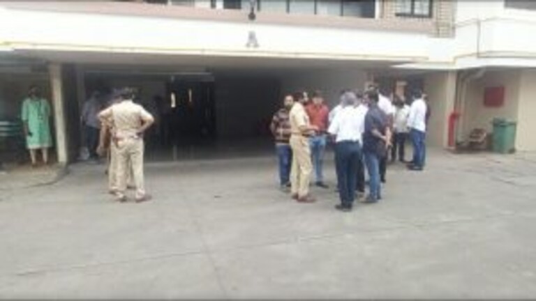 हिरेन यांचा मृतदेह ताब्यात घेण्यास परिवाराचा नकार Mumbai Tak