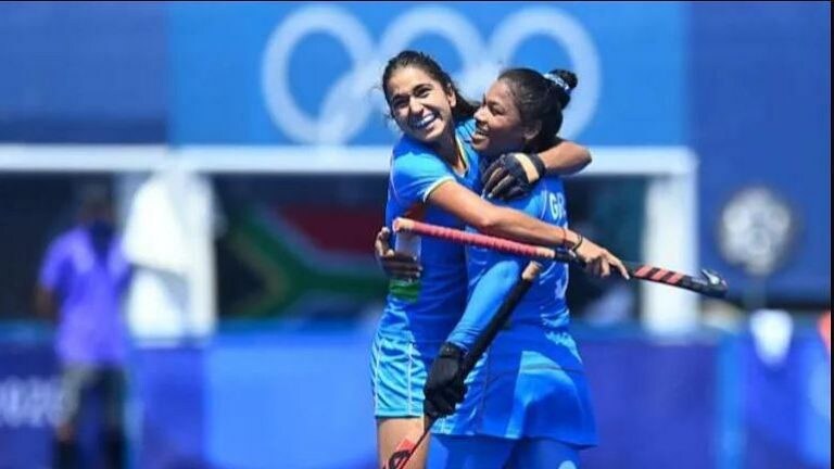 Tokyo Olympic 2020 : भारतीय महिला हॉकी संघाला बाद फेरीचं तिकीट Mumbai Tak