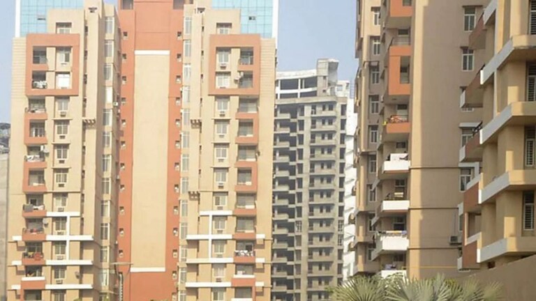 हॉटेल्स रात्री 1 पर्यंत, मद्यविक्री रात्री 10.30 पर्यंत सुरू Mumbai Tak