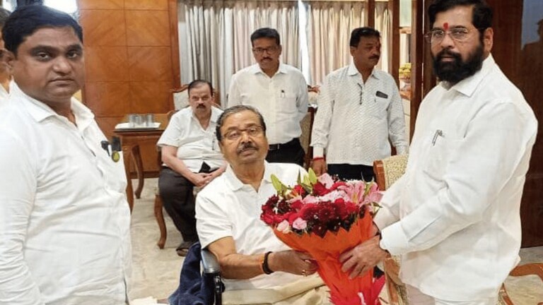 तेरावा खासदार ठाकरेंची साथ सोडणार? CM शिंदे – किर्तीकर यांची मध्यरात्री ‘वर्षा’वर भेट Mumbai Tak