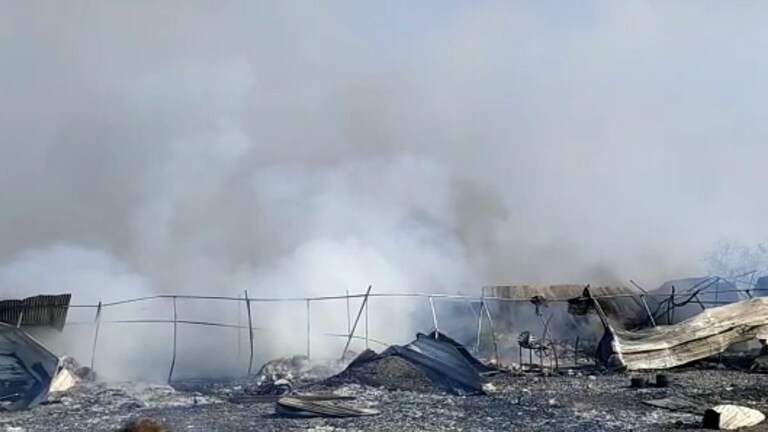 सोलापूर : फटाक्यांच्या फॅक्टरीत मोठा स्फोट; २ जण मृत्यूमुखी, तिघांची प्रकृती चिंताजनक Mumbai Tak