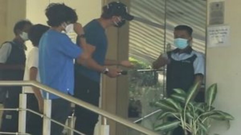 अभिनेता हृतिक रोशनशी गेटकीपरने केलं असभ्य वर्तन Mumbai Tak